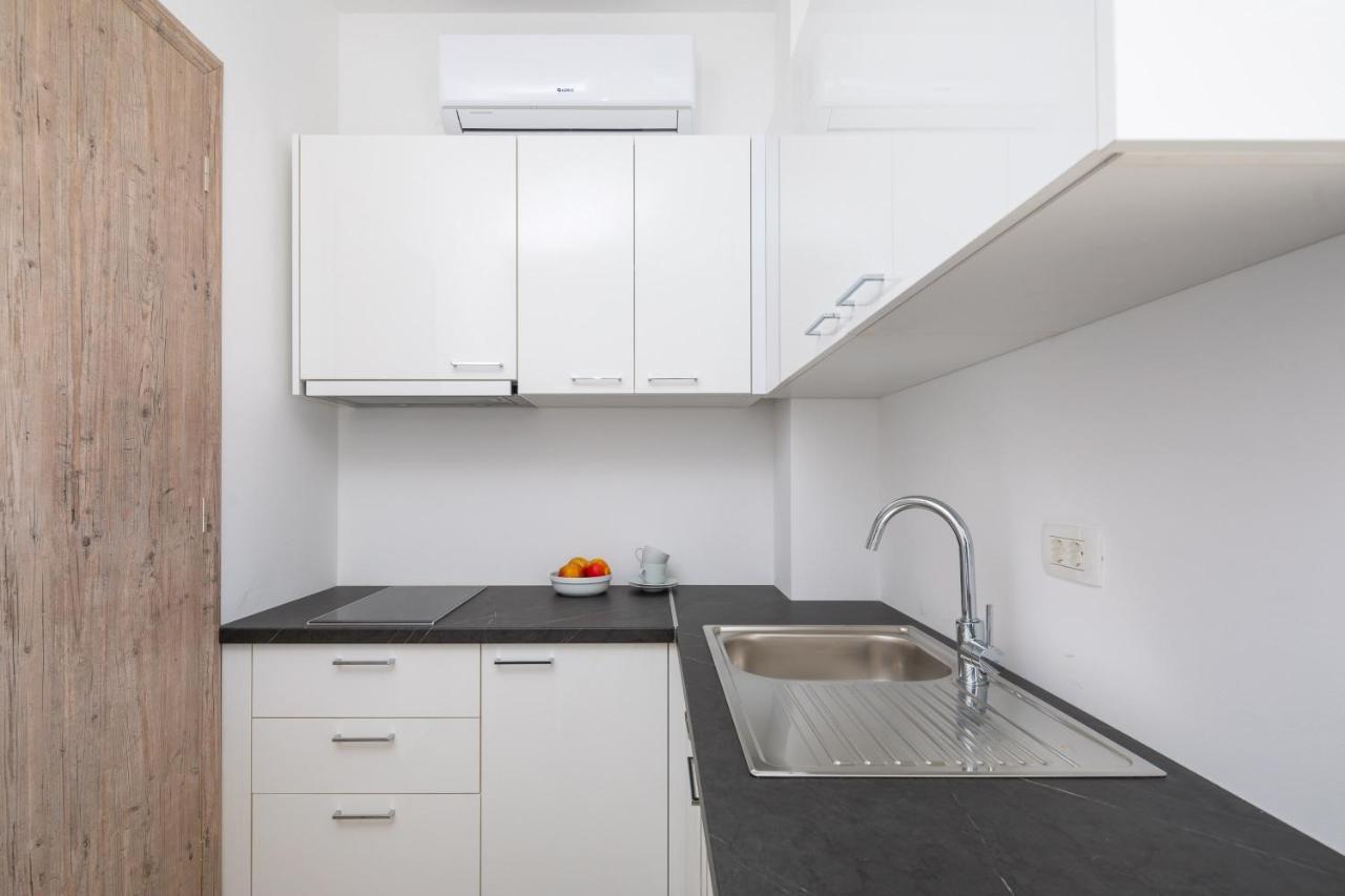 Absolute Beach Holidays Dugi Rat Exterior foto